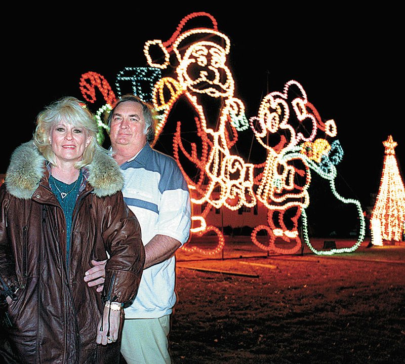 Mitzi and Jennings Osborne pose in front of a 12,000-light display at their home near Cantrell Road in this Dec. 16, 1995, photo. Osborne, who was 67, died Wednesday. More photos are available at arkansasonline.com/osborne. 