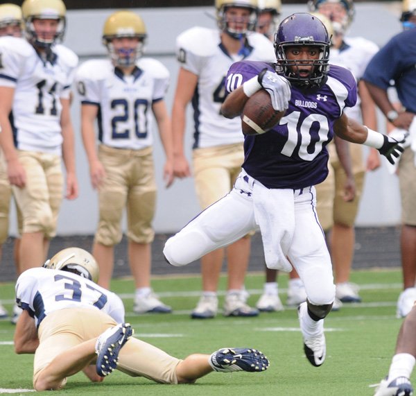 Fayetteville’s Casey Perry looks for running room during a scrimmage against Pulaski Academy on Monday.