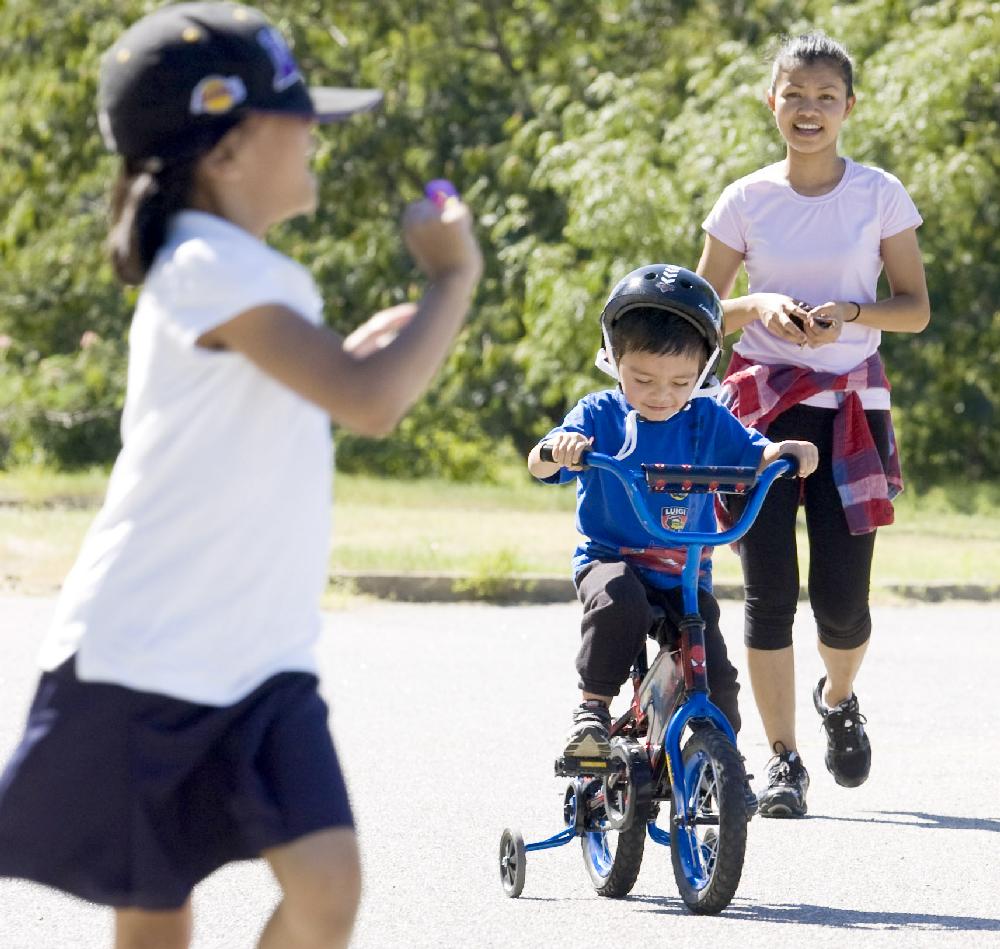 Arkansas Democrat-Gazette/KAREN E. SEGRAVE
9/6/11

Zachary Kaewdee, 3, concentrates on riding his Spider Man bicycle while his sister Dia, 6, runs ahead and mom Ti watches closely at Murray Park on Tuesday afternoon.  All names are CQ.