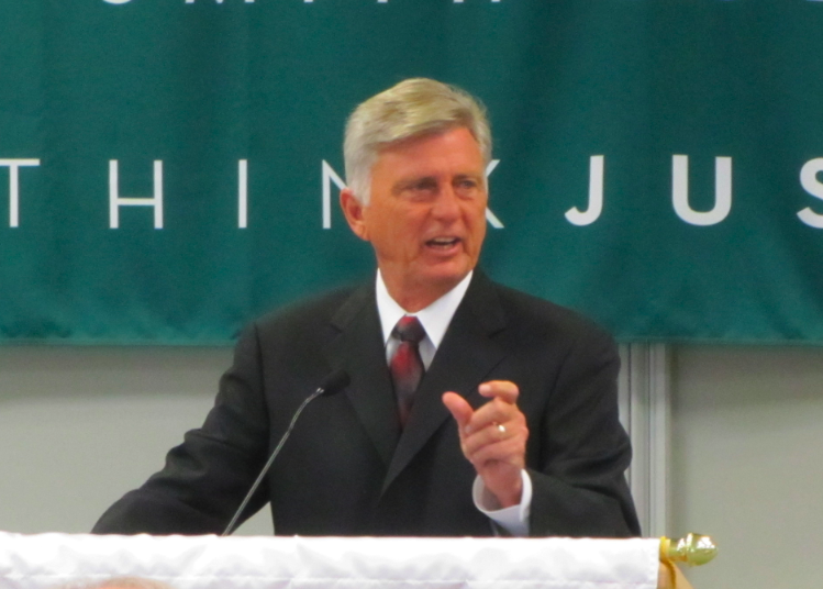  Gov. Mike Beebe said Thursday that it was an “intentional misrepresentation” to call food vendor Aramark’s $700,000 offer to the University of Central Arkansas a gift when it would have been in exchange for a renewed contract. 