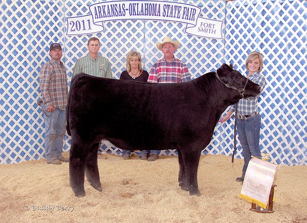 Haley House of Gravette showing her Reserve Grand Champion Steer
