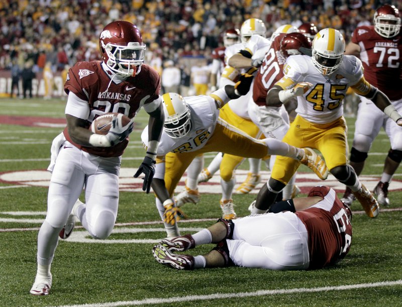 WholeHogSports - Tennessee walks off Arkansas to even series