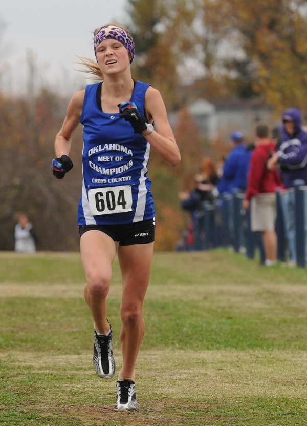Alex Davis, a Plainview High School runner from Ardmore Okla., set a new 5K course record for girls Saturday at Rogers High School with a time of 17:50.81.
