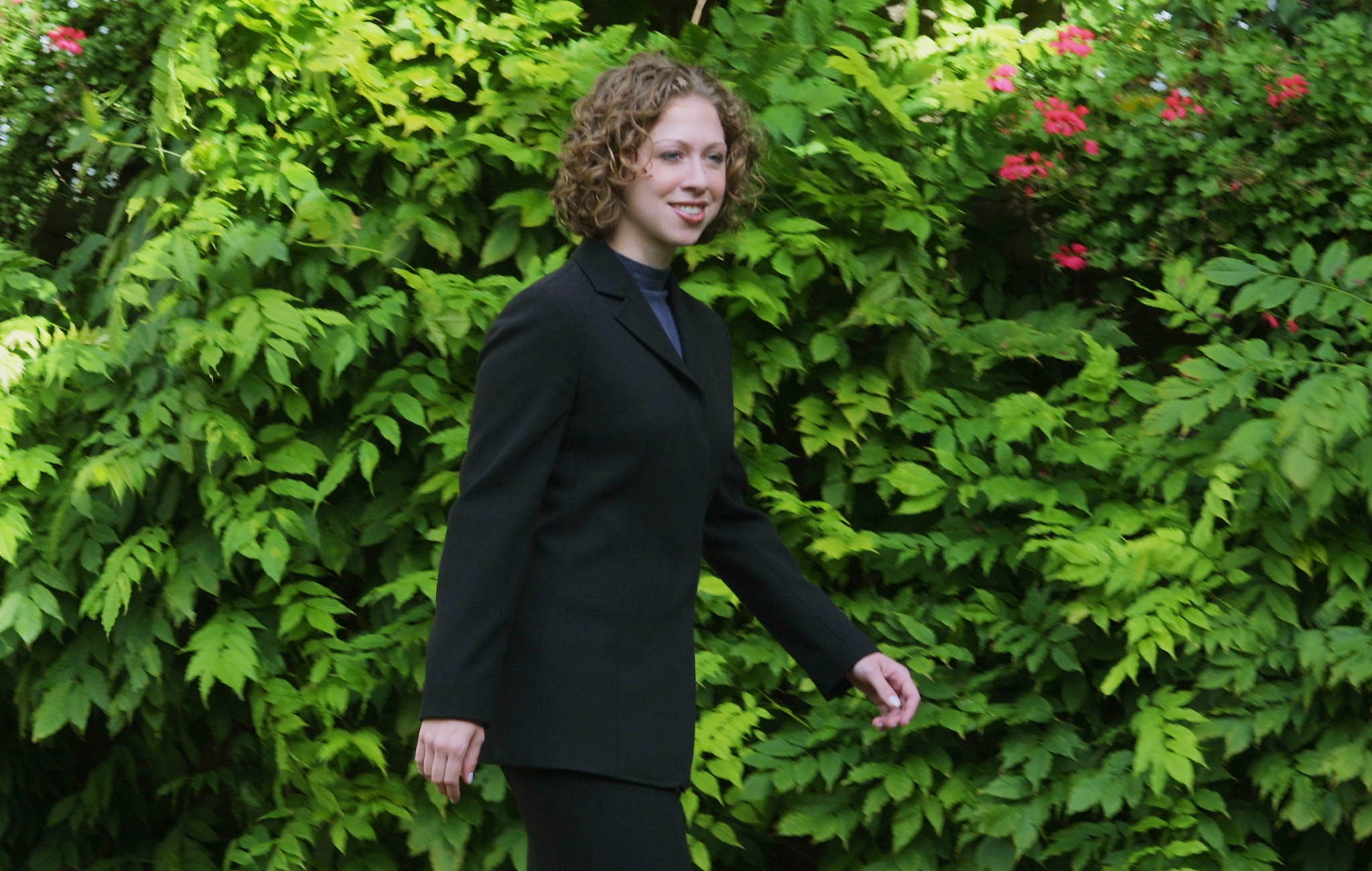 2001 | Chelsea Clinton walks outside her new college in Oxford, England. Chelsea took a two-year post-graduate course in International Relations at University College, where her father also studied as a Rhodes scholar.