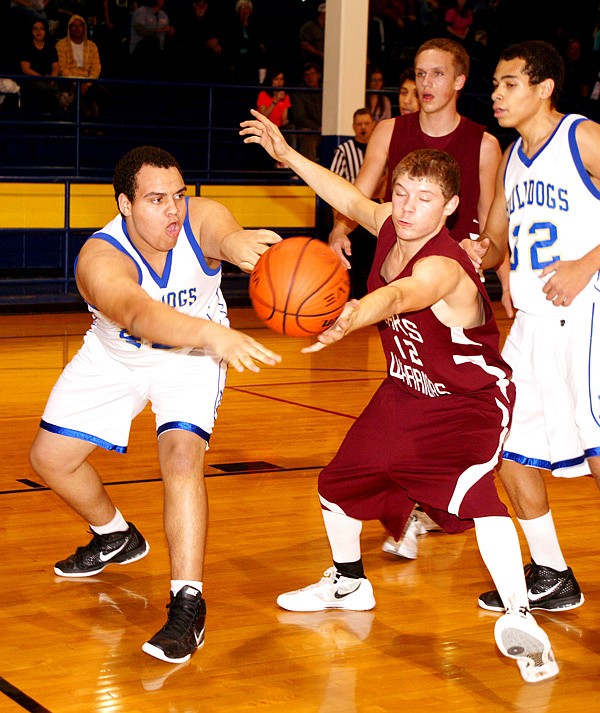 Decatur junior Avery Clay stretched for the ball during Monday’s non-conference game against the Oaks, Okla. Warriers. The Bulldogs won the game 38-30.