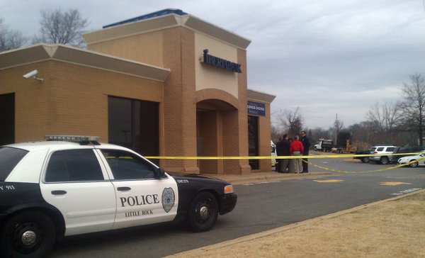 VIDEO: Iberia Bank in LR robbed