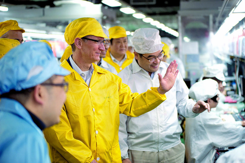 Tim Cook (center), chief executive officer of Apple Inc., visits the iPhone production line at the Foxconn Technology Group factory in Zhengzhou, China, on Wednesday. 