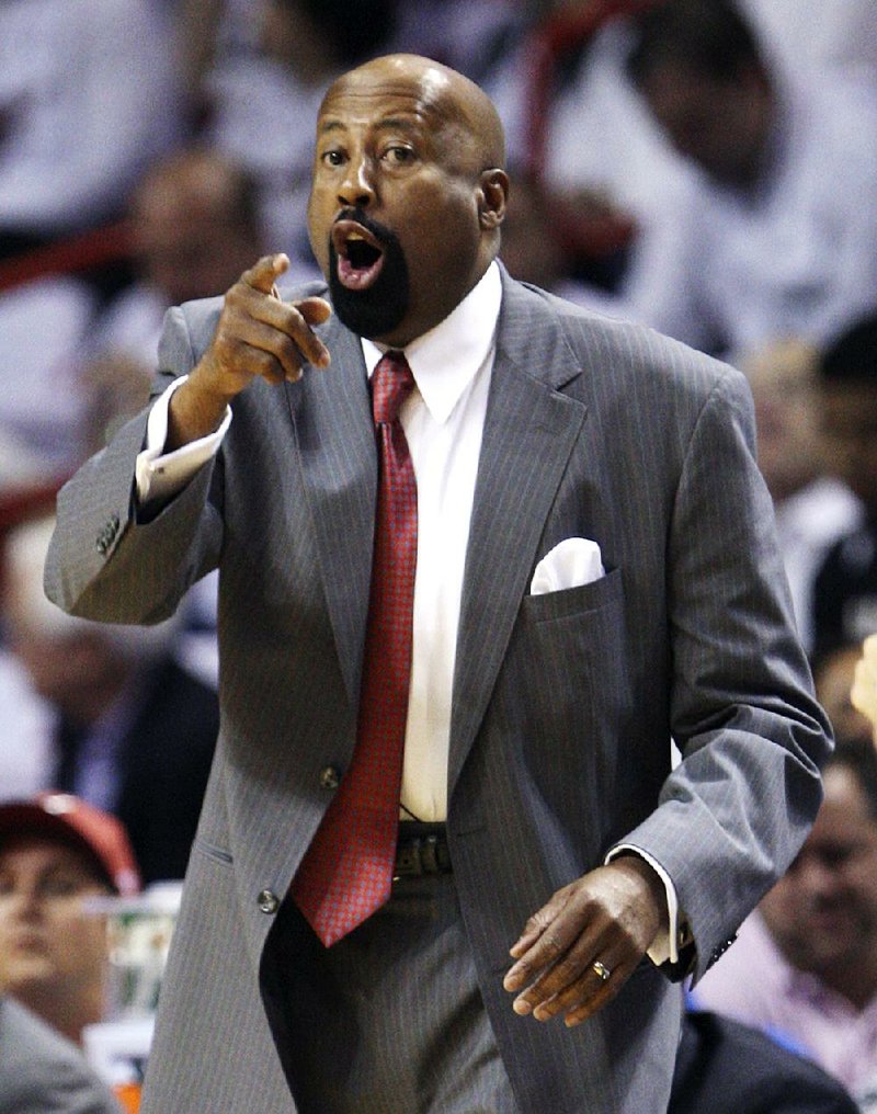 The New York Knicks removed the interim tag from Coach Mike Woodson’s title Friday and reached a multiyear agreement with the coach who led the franchise to its first playoff victory in 11 years. 