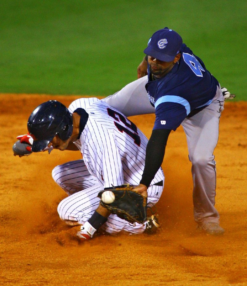 Hooks defeat Arkansas Travelers Wednesday