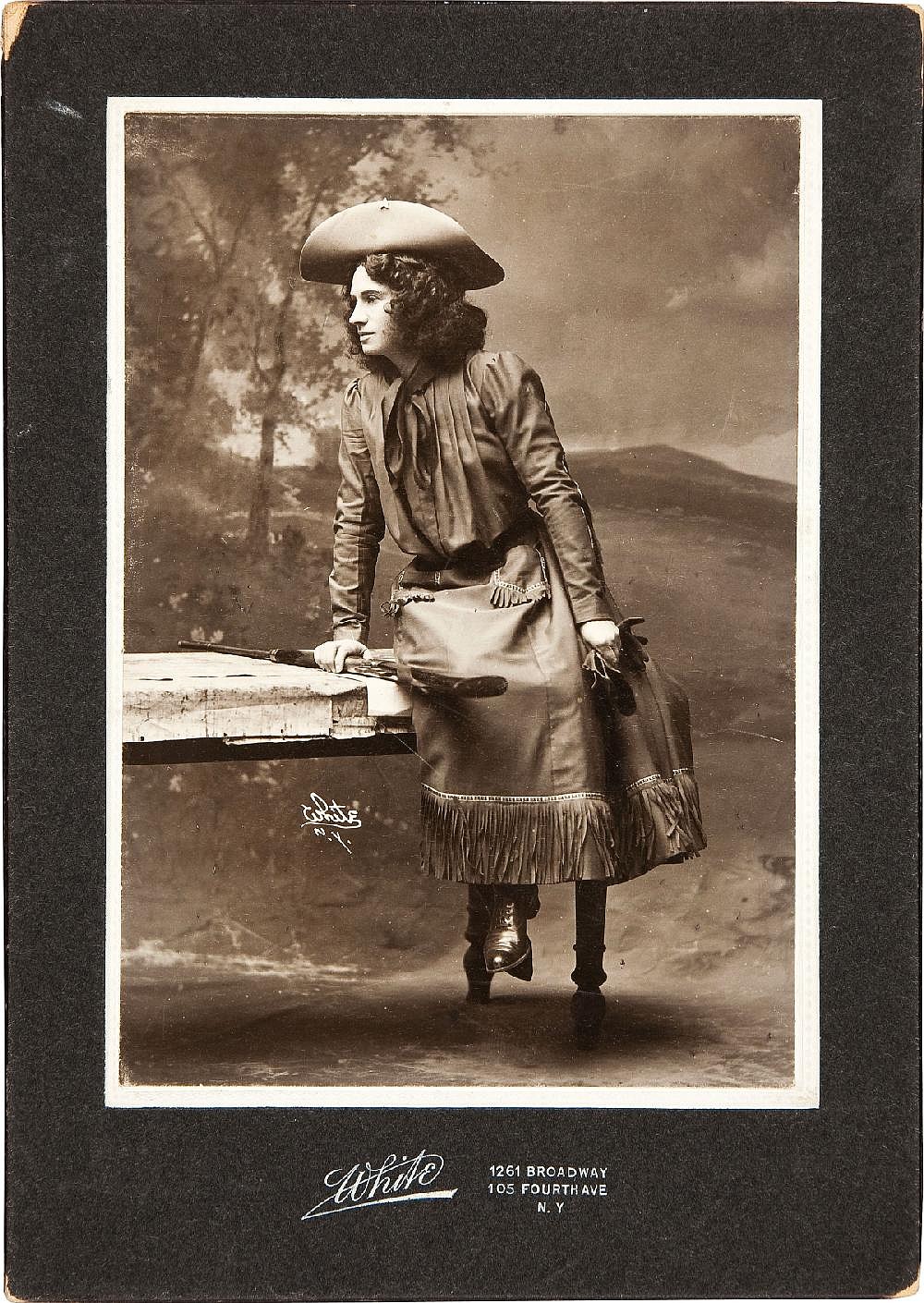 Auctiongoers will get a shot at Annie Oakley's guns, hat | The