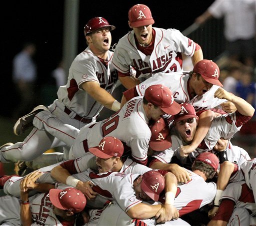 Arkansas defeats Baylor 1-0, advances to College World Series