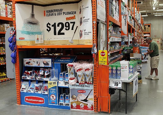 Rubbermaid features its new Clean and Dry Plunger in a display last month at a Home Depot in Atlanta. Newell Rubbermaid is trying to refresh the brand by focusing on busy moms as its main customer and adding cleaning and bathroom supplies to the brand’s kitchen-container focus. 