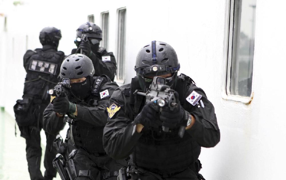 South Korean special police officers aim their weapons during an anti-terror exercise at Ulchi Freedom Guardian exercise, on a passenger ship at Pyeongtaek port, South Korea, Monday, Aug. 20, 2012. South Korea and the United States have begun annual military drills that North Korea calls a precursor to war. (AP Photo/Yonhap, Kim Jong-shick) KOREA OUT