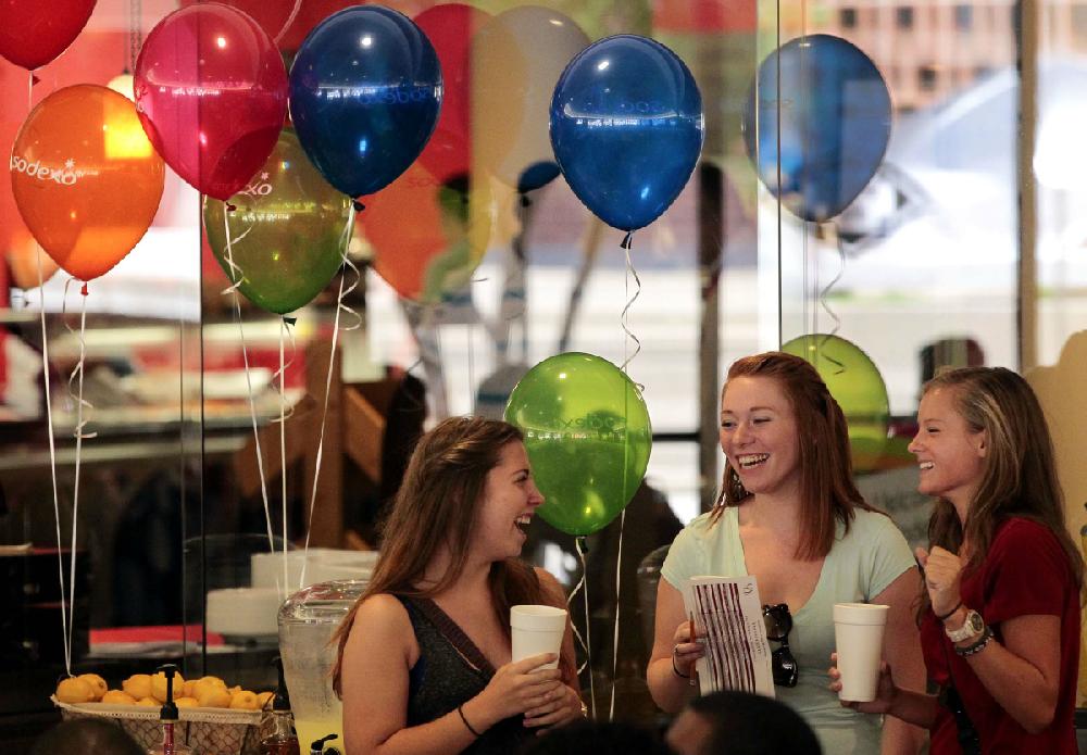 Arkansas Democrat-Gazette/BENJAMIN KRAIN --8/20/2012--
UALR freshmen Emily Bruner, left, Grace Burr and Alexandra Hutchins participate in a Lemonade Mixer in the Donaghey Student Center on Monday. The event was one of several campus events planned for students this week before classes start Thursday.