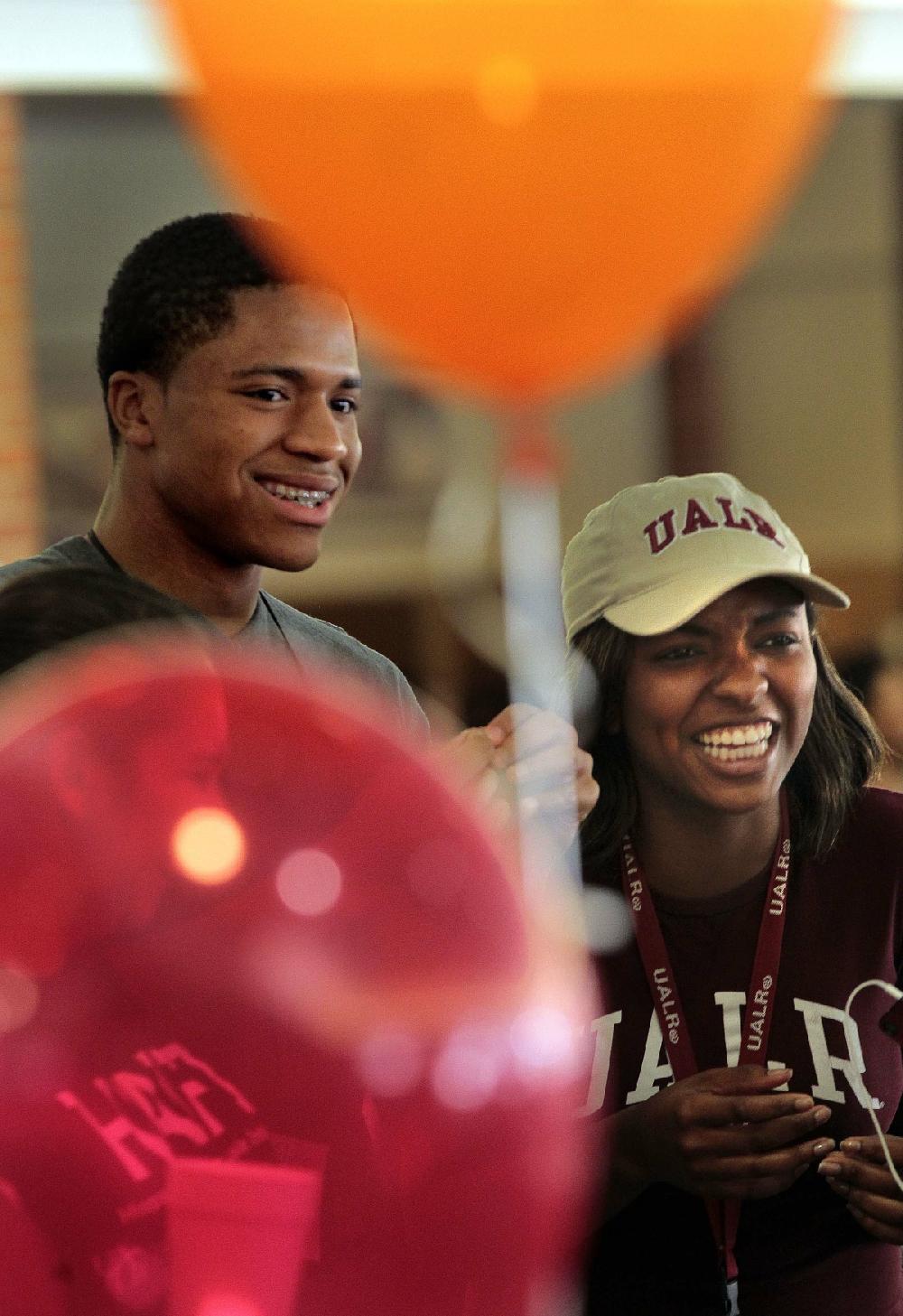 Arkansas Democrat-Gazette/BENJAMIN KRAIN --8/20/2012--
Chris Graham, left, from North Little Rock, Taylor Sills, from Jonesboro, and other students at UALR participate in a Lemonade Mixer in the Donaghey Student Center on Monday. The event was one of several campus events planned for students this week before classes start Thursday.