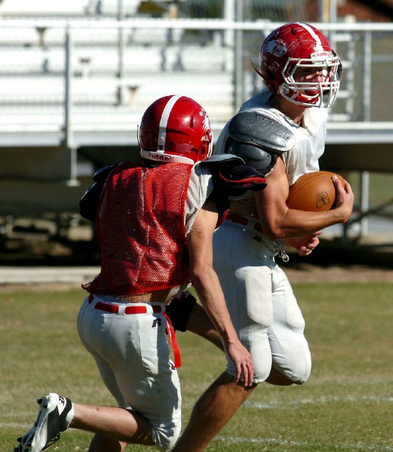 Arkansas Democrat-Gazette/KAREN E. SEGRAVE
10/5/10

Glen Rose High School's QB Collin Hunter (facing).