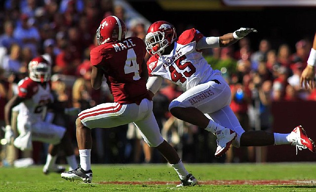 Arkansas linebacker Alonzo Highsmith tries to tackle Alabama's Marquis Maze on a kick return in the first half.