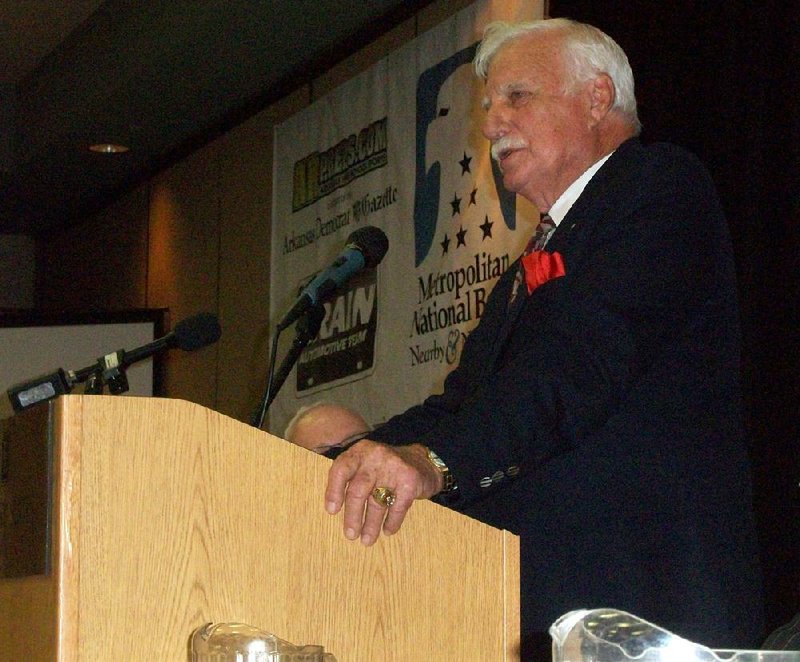 Howard Schnellenberger speaks Tuesday at the Little Rock Touchdown Club. 