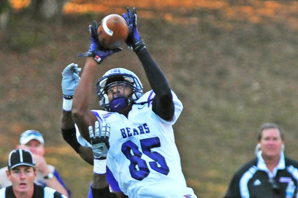 Sophomore wide receiver Dezmin Lewis is averaging nearly six catches a game for Central Arkansas after catching 27 passes as a true freshman. Lewis, 6-4, 206 pounds, is making his catches count, with one touchdown reception in each of UCA’s first three games.