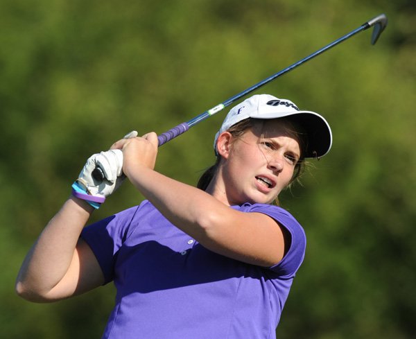 Fayetteville’s Alison Head watches her tee shot sail to the green on No. 3 Tuesday during play in Fayetteville.
EYE ON THE BALL