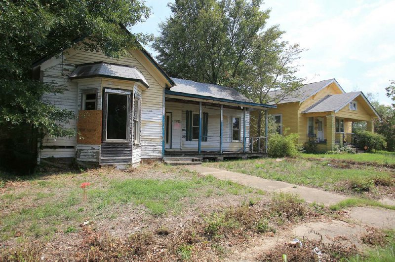 In the Little Rock neighborhood south of Interstate 630 and east of Main Street it’s not unusual to spy abandoned houses and tidy cottages side by side. 