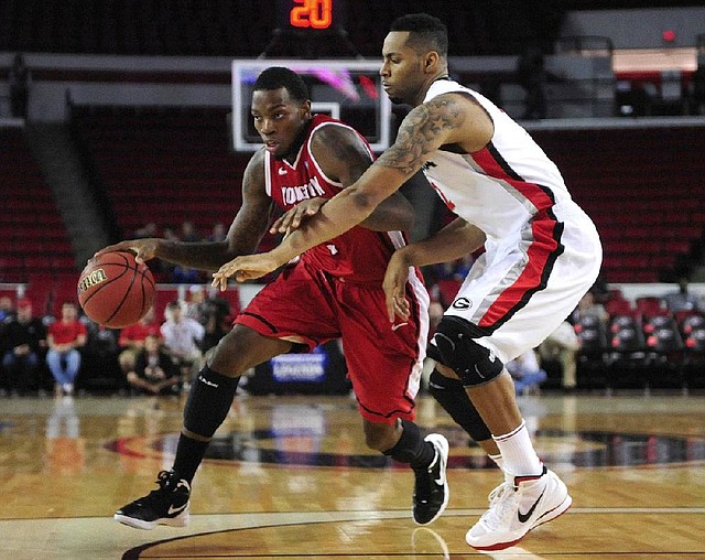 Youngstown State forward Kamren Belin (left) drives to the basket as Georgia forward Marcus Thornton defends during Monday night’s game in Athens, Ga. Youngstown State beat Georgia 68-56. 