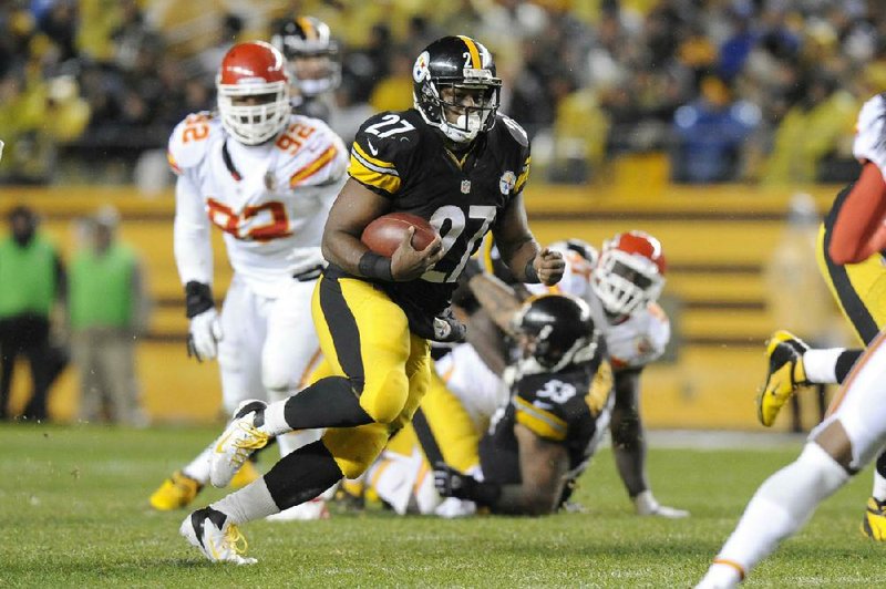 Pittsburgh Steelers running back Jonathan Dwyer (27) runs past Kansas City Chiefs nose tackle Dontari Poe (92) during the third quarter of Monday’s game in Pittsburgh. 