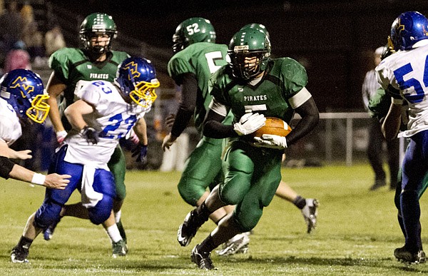 Greenland’s Calvin Giddens, center, runs against Mountain View on Oct. 5 at Greenland. 