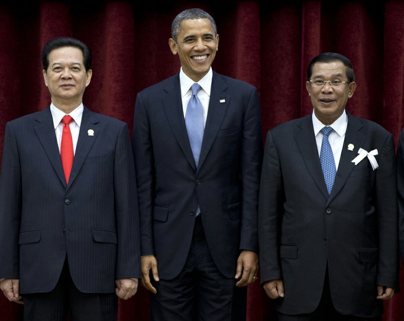 U.S. President Barack Obama, center, stands with Cambodia's Prime Minister Hun Sen, right, and Vietnam's Prime Minister Nguyen Tan Dung during a family photo session of the East Asia Summit at the Peace Palace in Phnom Penh, Cambodia, on Monday, Nov. 19, 2012. 