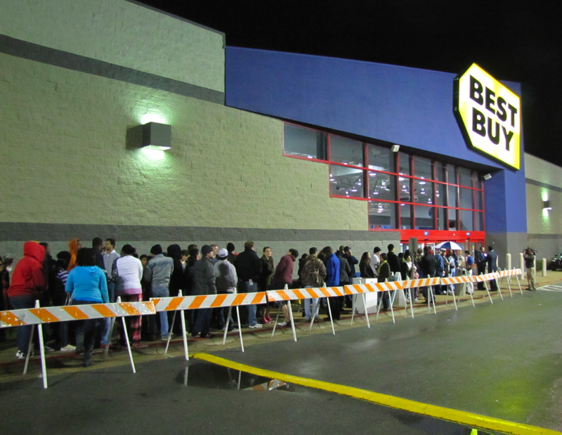 A large crowd of shoppers waits in front of Best Buy Thursday night for a Black Friday sale set to begin at midnight.