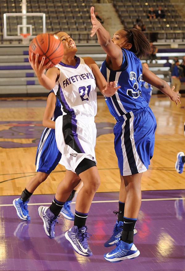 left, attempts to score past Conway sophomore forward Christin Rogers during
Fayetteville’s Caylea Moore,
Tuesday’s game at Fayetteville High. 