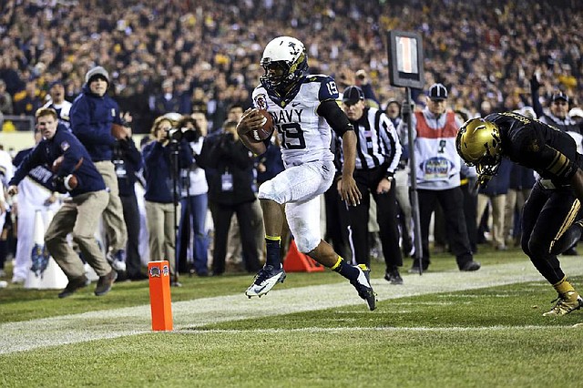 Navy’s Keenan Reynolds scores on an 8-yard run to give the Midshipmen a 17-13 lead Saturday in the fourth quarter against Army. 