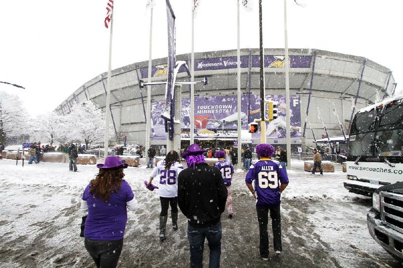 Fans on Sunday afternoon arrive at the Metrodome in Minneapolis before the Minnesota Vikings’ game against the Chicago Bears. 