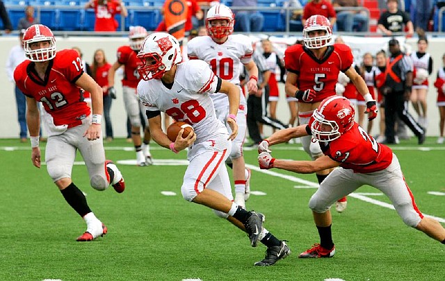 Harding Academy’s Caleb Spears (center) runs between Glen Rose’s Tyler Lewis (right) and Collin Hunter (12) to score the go-ahead touchdown with six seconds remaining in Saturday’s Class 3A championship game at War Memorial Stadium in Little Rock. Glen Rose scored to take a 45-42 lead with 1:11 remaining before the Wildcats drove 73 yards in seven plays for the winning score. 