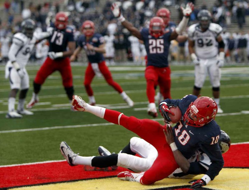 Arizona’s Tyler Slavin falls into the end zone with a touchdown catch to tie the score with 19 seconds left in Saturday’s New Mexico Bowl against Nevada. John Bonano kicked the extra point to give the Wildcats a 49-48 victory 