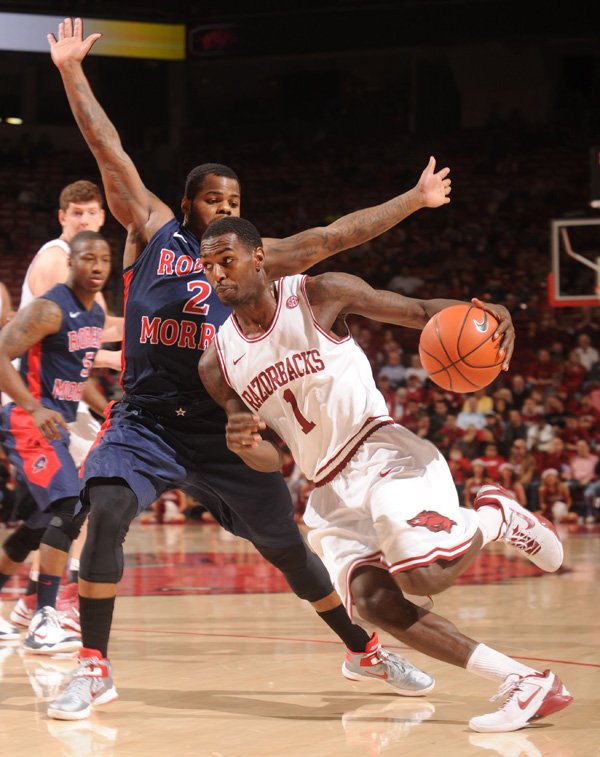 Arkansas junior guard Mardracus Wade (1) drives to the lane against Robert Morris senior guard Velton Jones during Thursday night’s game at Walton Arena in Fayetteville. Wade ÿnished with 14 points as the Razorbacks defeated the Colonials 79-74. 