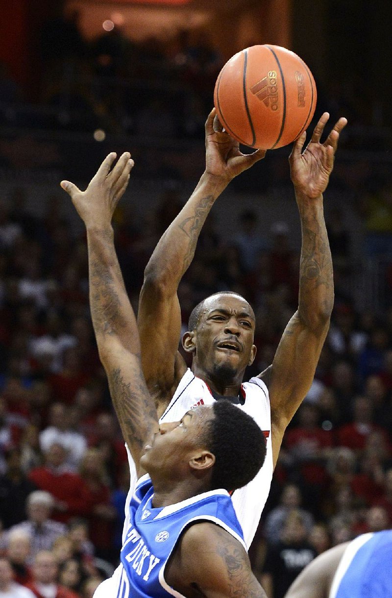 Louisville’s Russ Smith (back) shoots over Kentucky’s Archie Goodwin (Sylvan Hills) during the second half of the No. 4 Cardinals’ 80-77 victory over the Wildcats on Saturday in Louisville, Ky. 