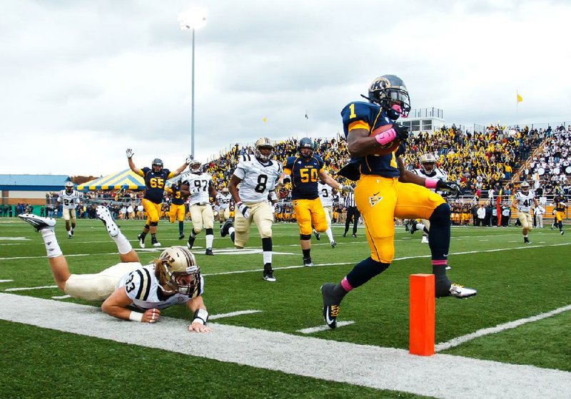 Kent State all-purpose athlete Dri Archer (right) is the Golden Flashes’ leading rusher and receiver. Archer has rushed for 1,352 yards and 15 touchdowns and has caught 35 passes for 539 yards and 4 touchdowns this season for Kent State. 