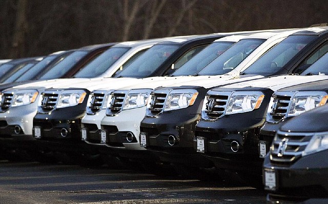 Honda Pilots are lined up on a sales lot in Des Plaines, Ill.An improving economy in 2012 and better December sales led U.S. auto manufacturers on Thursday to report their best performance in ÿ ve years. 