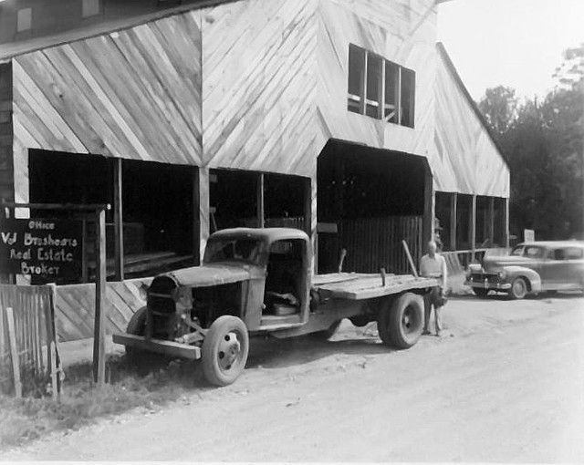 The Brashears Barn, a three-story, 22,000-square-foot building at 111 E. Carl Ave. in Berryville, was built in 1938 and was ÿrst used as a lumber mill. 