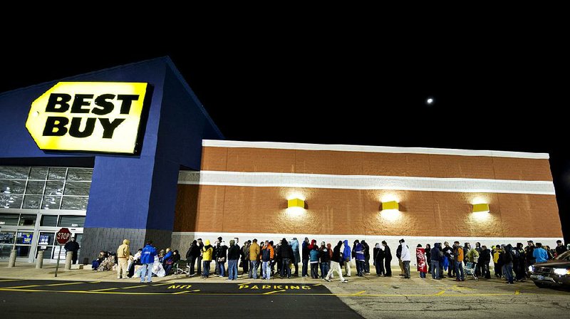 Shoppers wait in line for the midnight opening of a Best Buy Co. store in Peoria, Ill., on Thanksgiving day. A price match program helped its stores’ sales during the holiday season. 