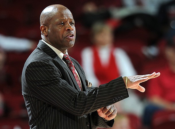 NWA MEDIA/SAMANTHA BAKER -- Arkansas coach Mike Anderson instructs his players Saturday, Jan. 12, 2013, during the second half of game against Vanderbilt at Bud Walton Arena in Fayetteville. 