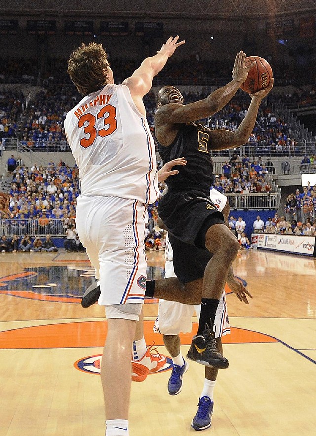Florida’s Erik Murphy (33) goes after a shot by Missouri’s Keion Bell in the ÿrst half of the Gators’ 83-52 victory over Missouri on Saturday in Gainesville, Fla. Murphy had 15 points. 
