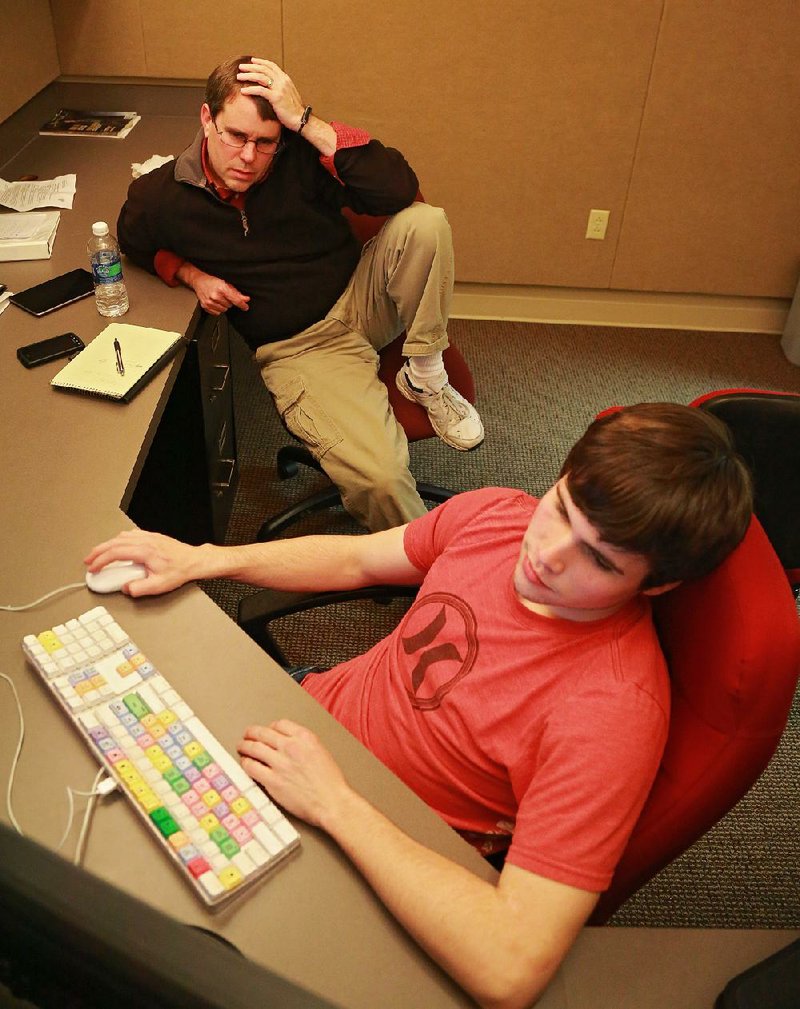 Joe Dull (top), associate professor of digital ÿlmmaking at the University of Central Arkansas in Conway, and senior Brandon Bogard work on a problem while editing Bogard’s ÿ lm Sympathy Pains. 