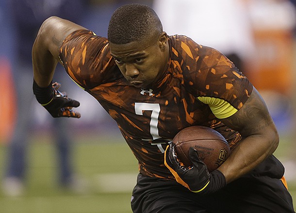 Arkansas tight end Chris Gragg runs a drill during the NFL football scouting combine in Indianapolis, Saturday, Feb. 23, 2013. (AP Photo/Dave Martin)