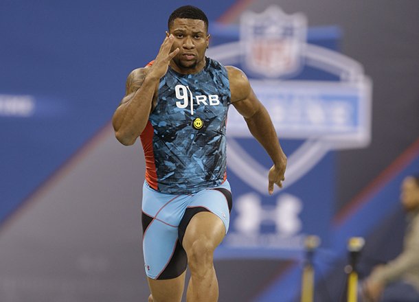 Arkansas running back Knile Davis runs the 40-yard dash at the NFL football scouting combine in Indianapolis, Sunday, Feb. 24, 2013. (AP Photo/Michael Conroy)