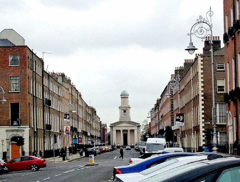 In a typical Georgian streetscape, a building in the middle of the street closes off the vista; here it is St. Stephen’s Church, popularly called the Pepper Canister because of the shape of its dome.