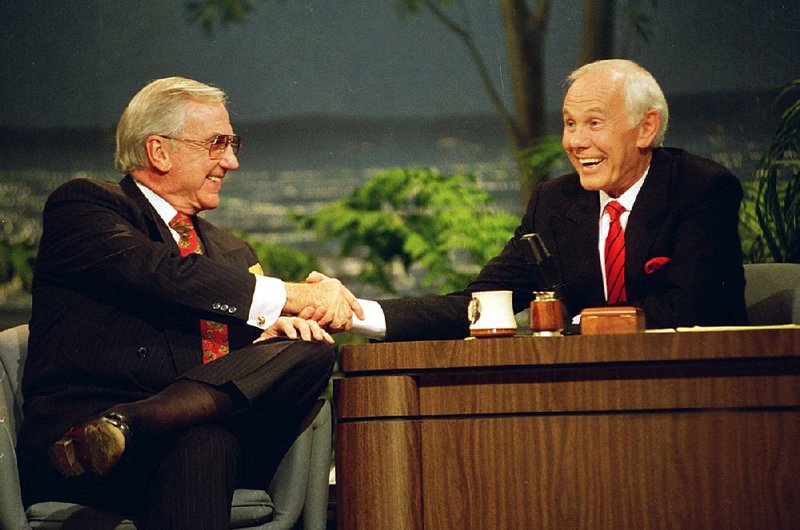 Johnny Carson (right) shakes the hand of his announcer/sidekick Ed McMahon during the taping of Carson’s final Tonight Show on May 22, 1992. A number of Carson’s classic interviews will be aired in a new series on TCM. 