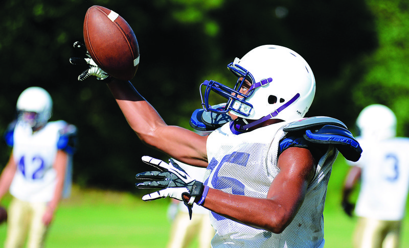 CAC Mustang Stephan Flanigan hauls in the high pass.