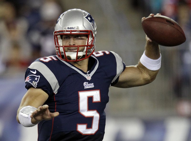 New England Patriots quarterback Tim Tebow looks for a receiver against the New York Giants during the third quarter of an NFL preseason football game Thursday, Aug. 29, 2013, in Foxborough, Mass. (AP Photo/Mary Schwalm)